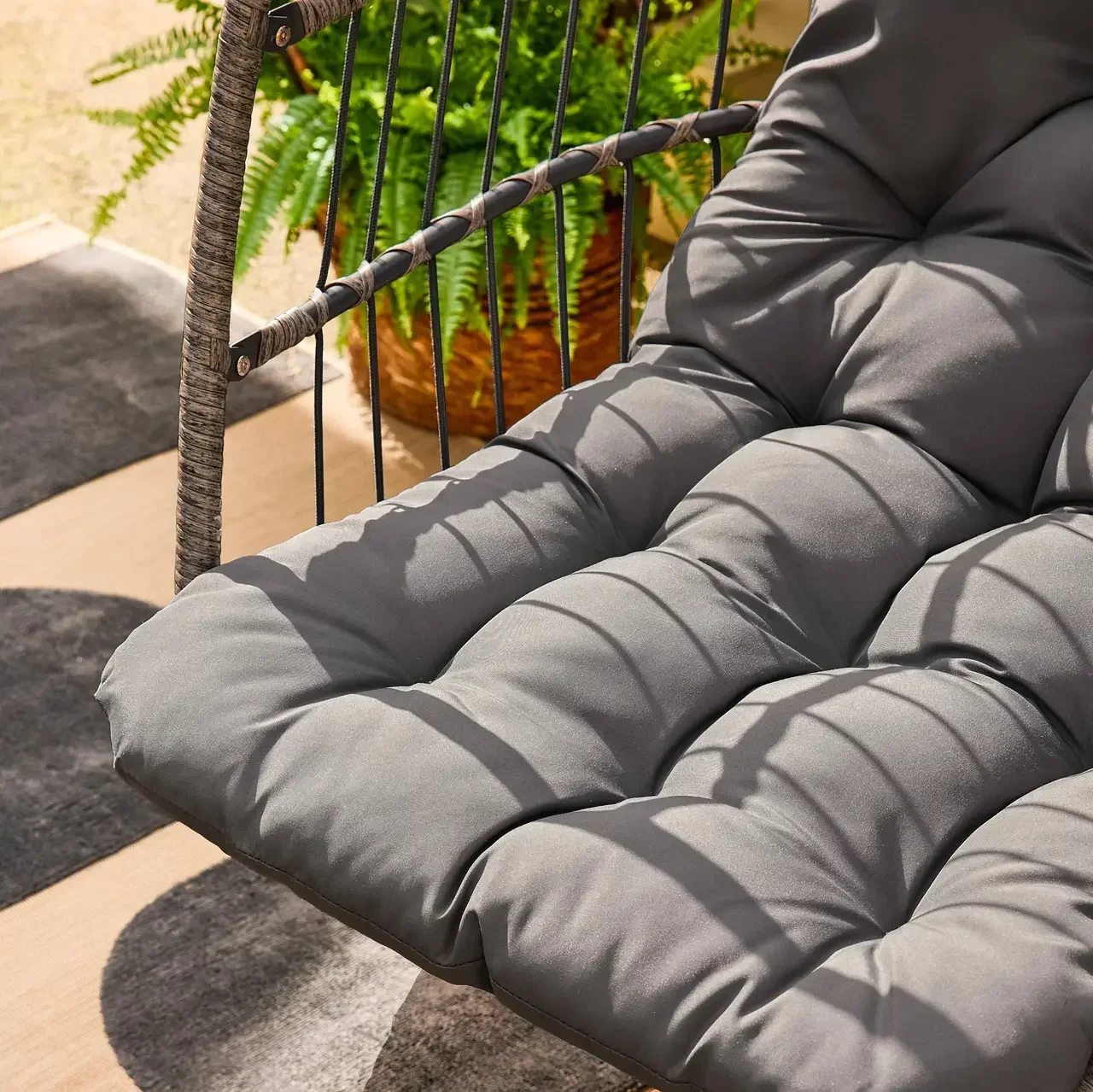 Œuf suspendu acier osier coussin jardin Toscana