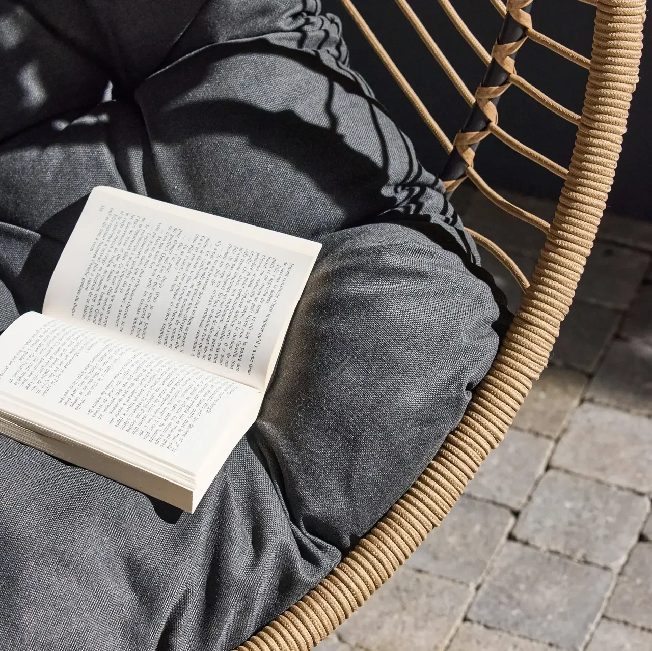 Œuf suspendu design métal coussin intégré jardin terrasse balcon