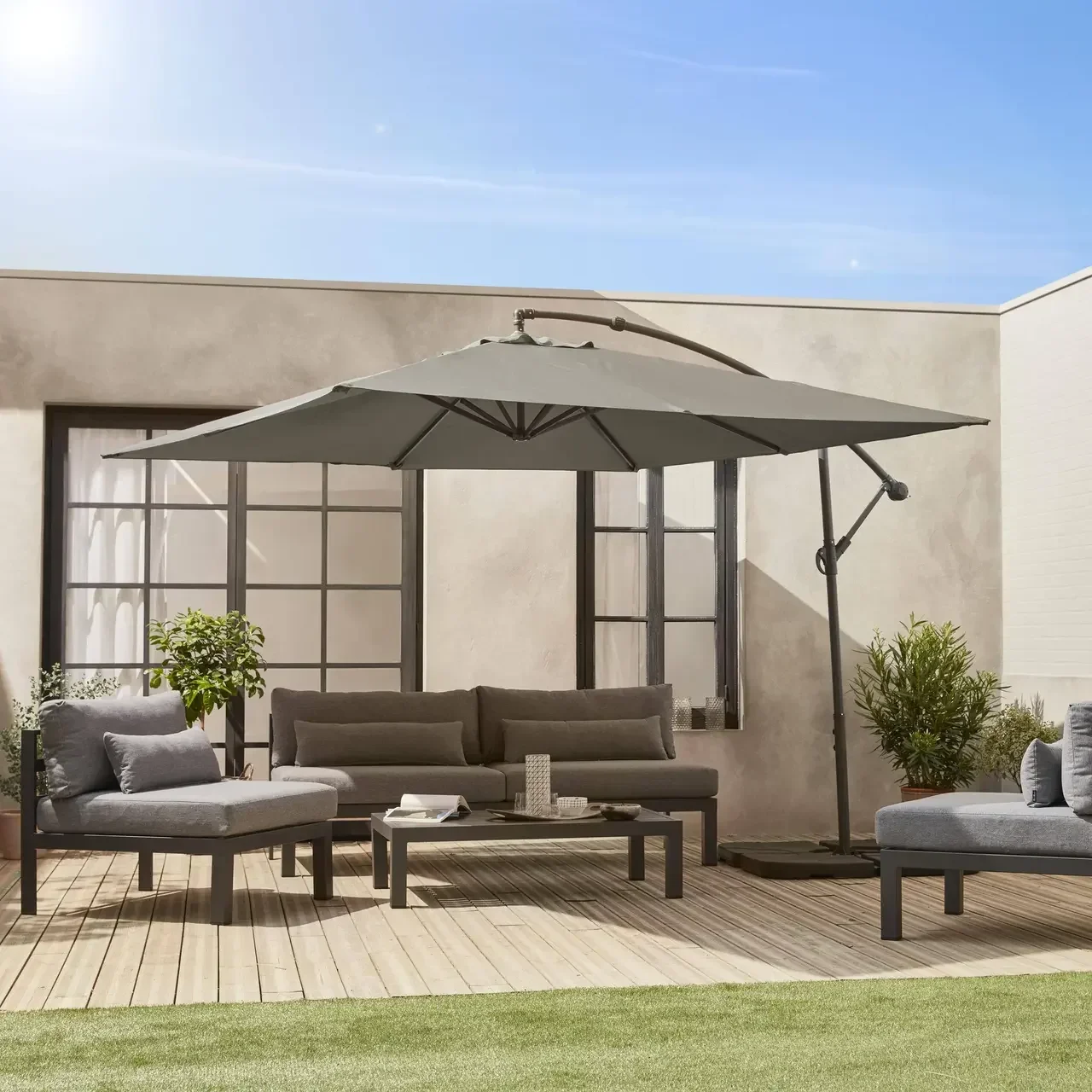 Parasol excentré carré 3x3m Hardelot jardin moderne déporté