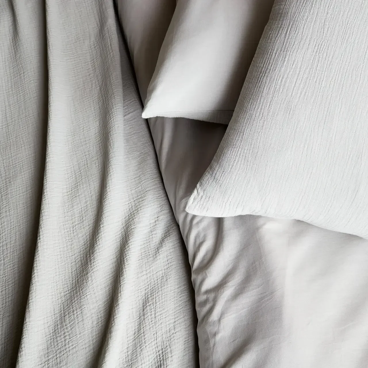 Parure de lit 2 personnes gaze de coton gris clair Alix