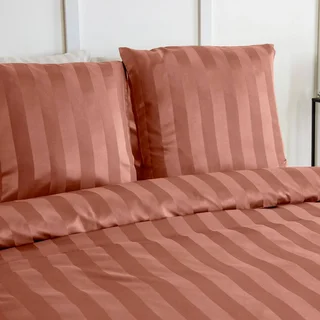 Parure de lit 2 personnes rouge satiné fines rayures polyester Oeko-Tex