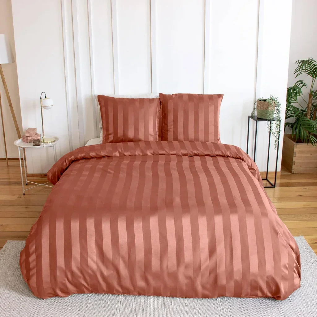 Parure de lit 2 personnes polyester satiné fines rayures rouge Andréa