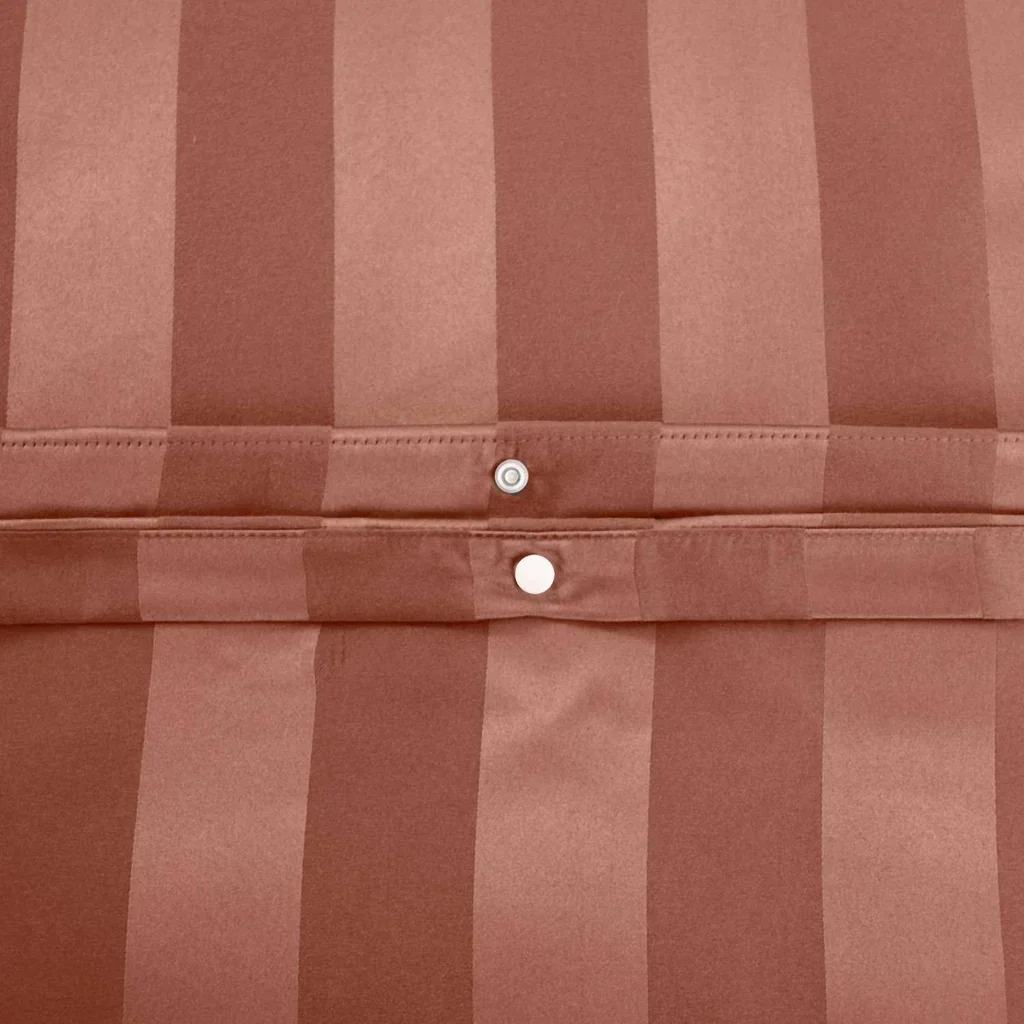 Parure de lit 2 personnes rouge satiné fines rayures polyester Oeko-Tex
