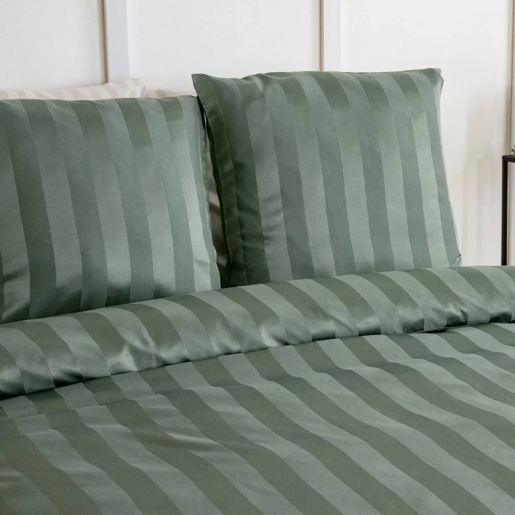 Parure lit 2 personnes polyester satiné vert rayures fines