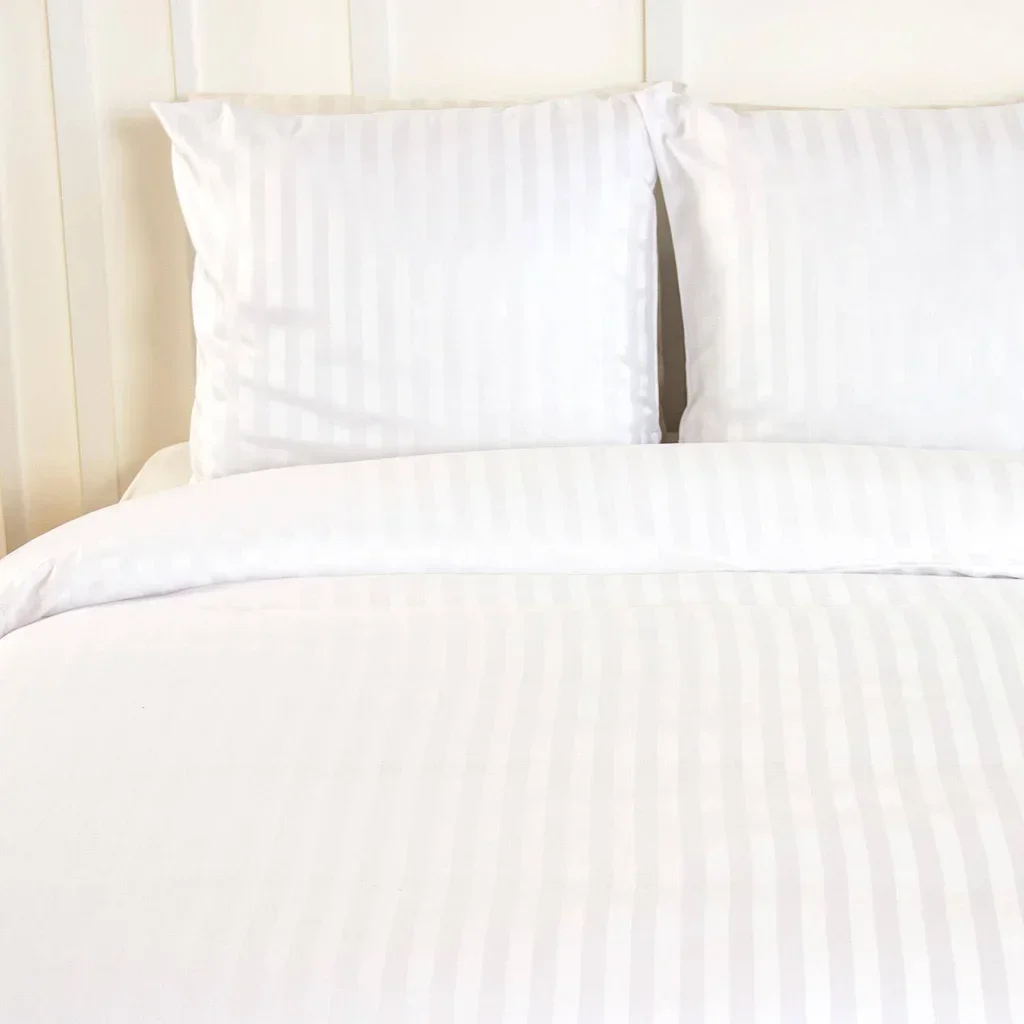 Parure lit 2 personnes satinée rayures blanc polyester Oeko-Tex