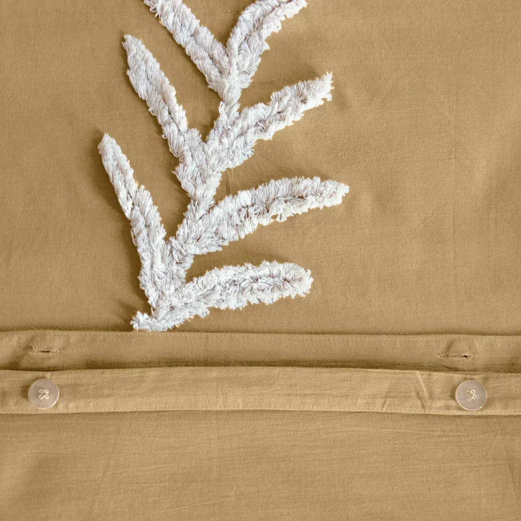 Parure de lit 2 places coton lavé moutarde motifs végétaux tuftés Artemis