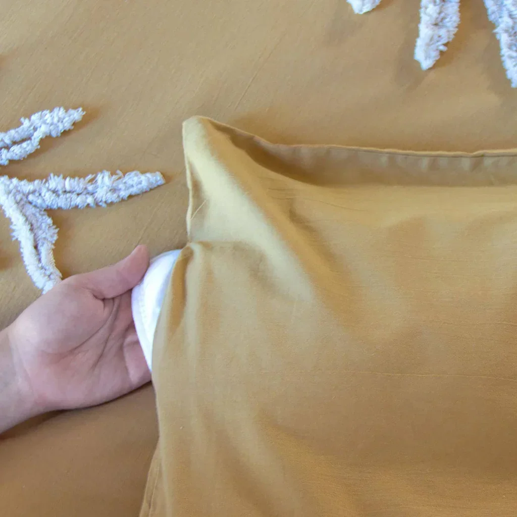 Parure de lit 2 places coton lavé tufté motifs végétaux moutarde Artemis