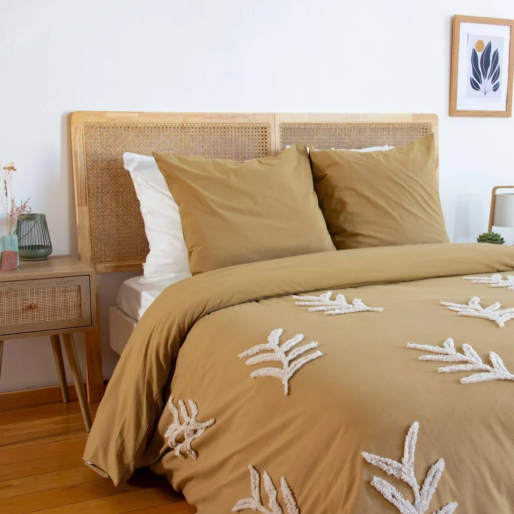 Parure de lit 2 places coton lavé moutarde motifs végétaux tuftés Artemis