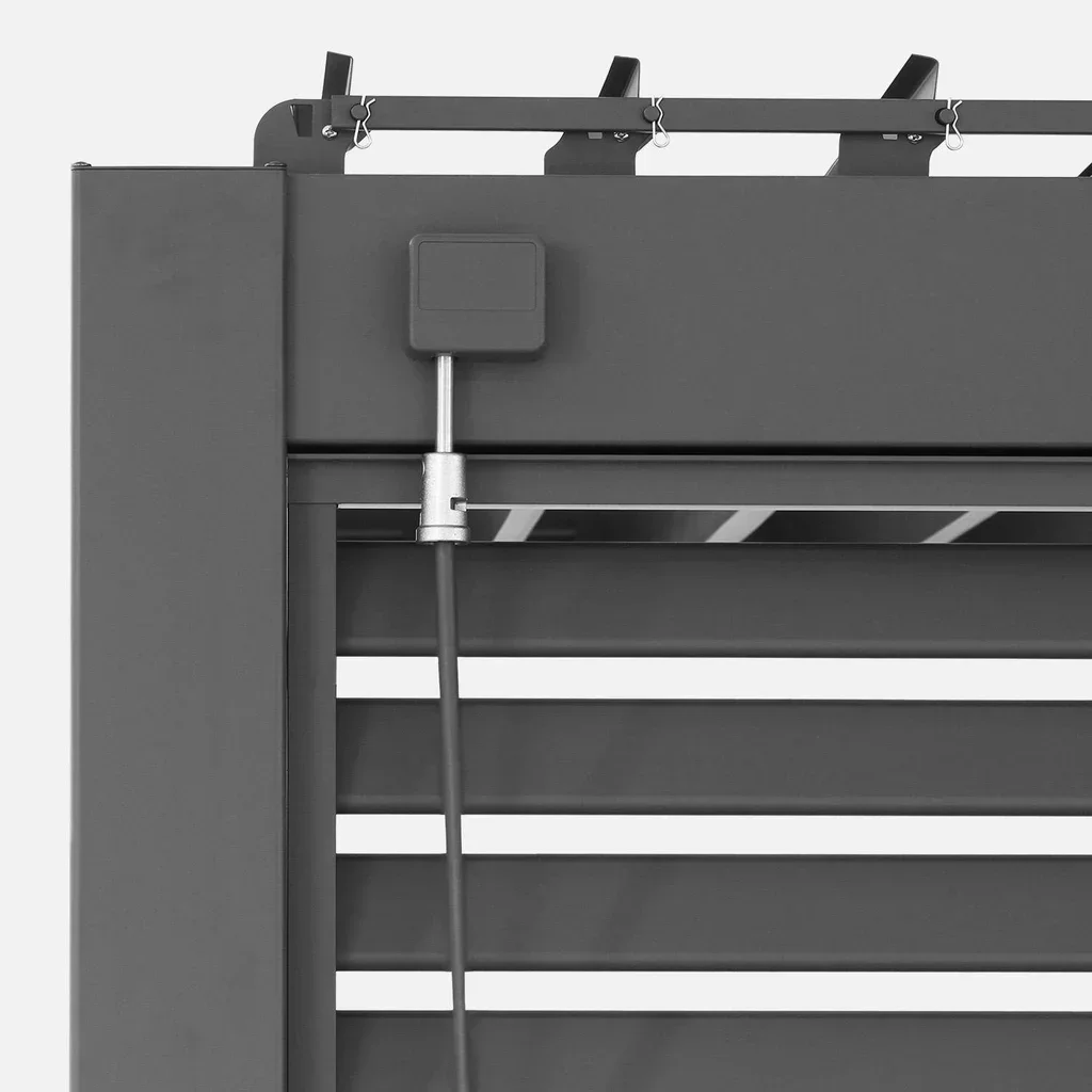 Pergola bioclimatique aluminium 4x3m lames orientables adossée murale avec 3 vantaux persiennes