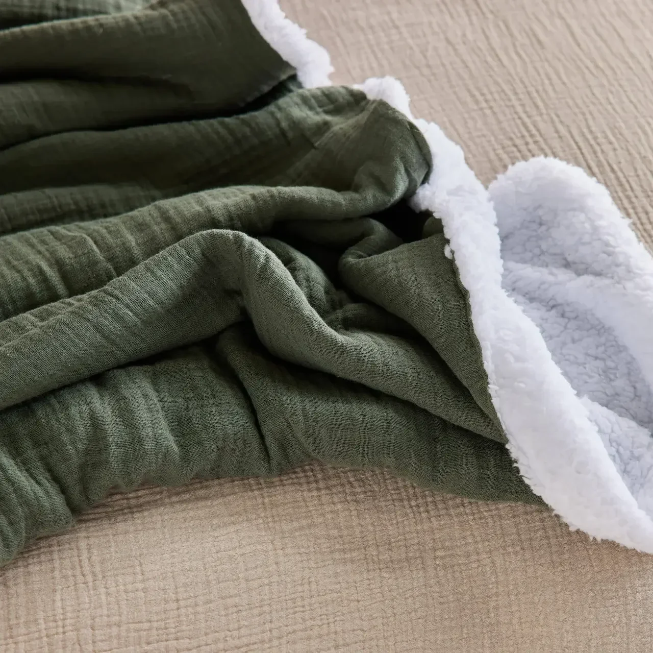 Plaid douillet sherpa et gaze de coton kaki 130x170 cm