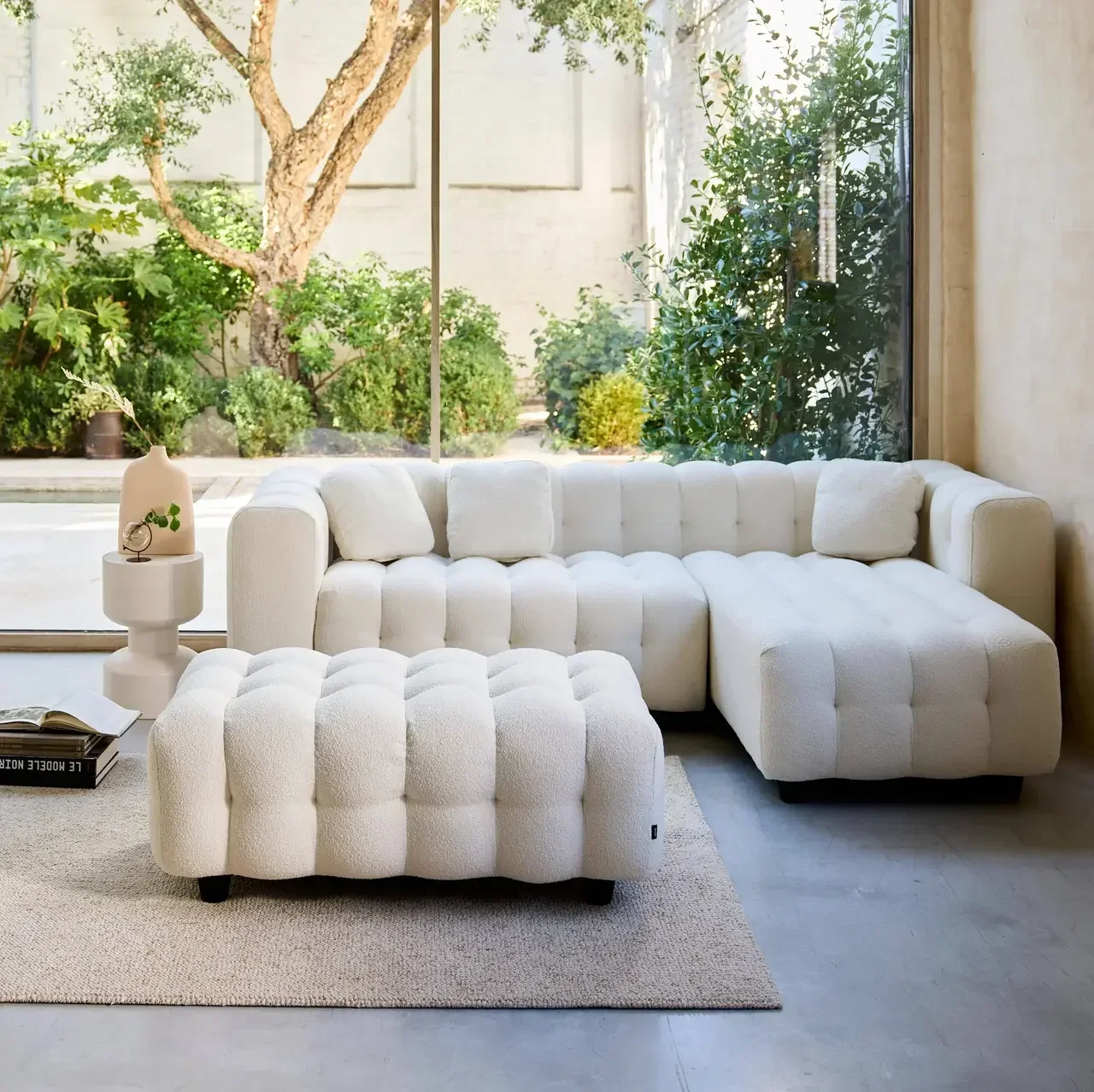 Pouf repose-pieds angle Leon bouclette texturée gris clair salon cosy