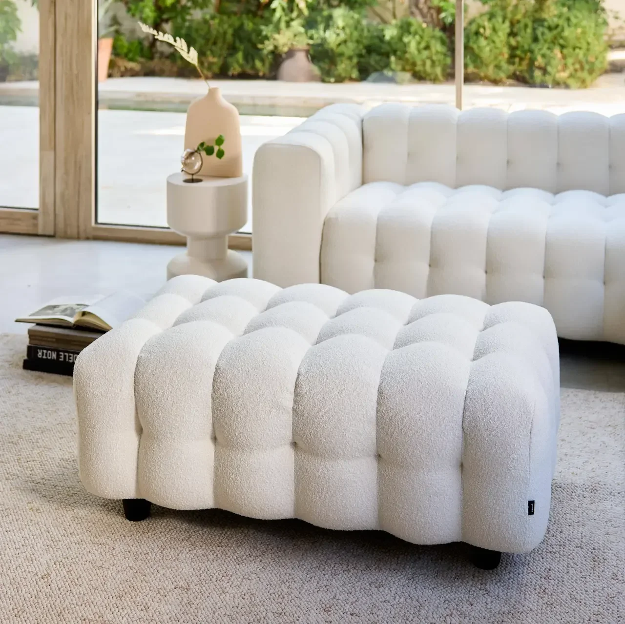 Pouf repose-pieds angle Leon bouclette texturée gris clair salon cosy