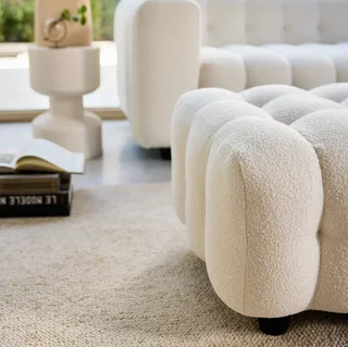 Pouf repose-pieds angle Leon bouclette texturée gris clair salon cosy