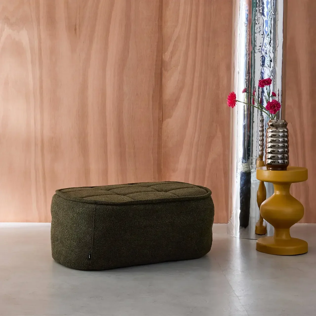 Pouf repose-pieds Boni tissu bouclette blanc cassé pour chauffeuse
