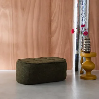 Pouf repose-pieds Boni tissu bouclette blanc cassé pour chauffeuse