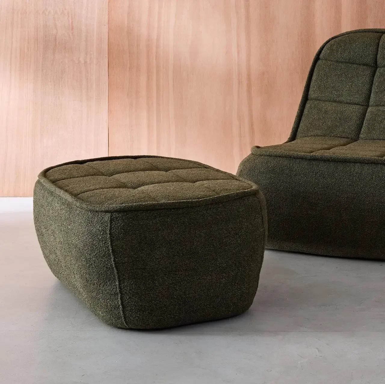 Pouf repose-pieds Boni tissu bouclette blanc cassé pour chauffeuse