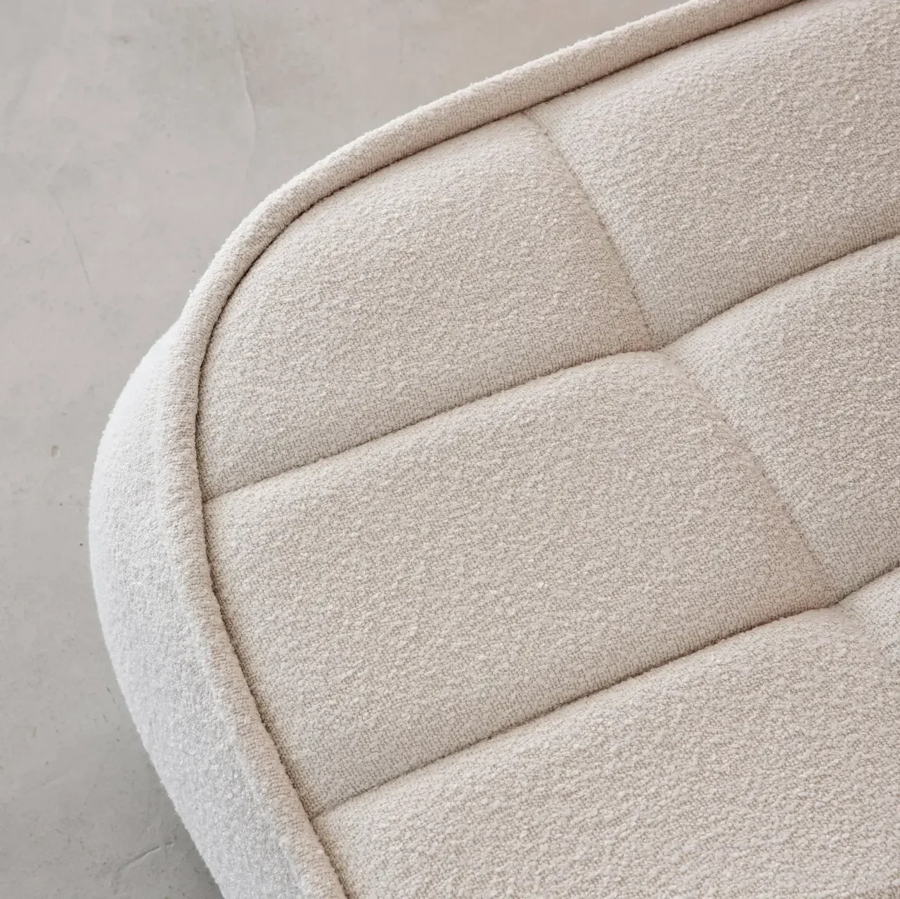 Pouf repose-pieds Boni tissu bouclette texturée blanc cassé pour chauffeuse 1 place
