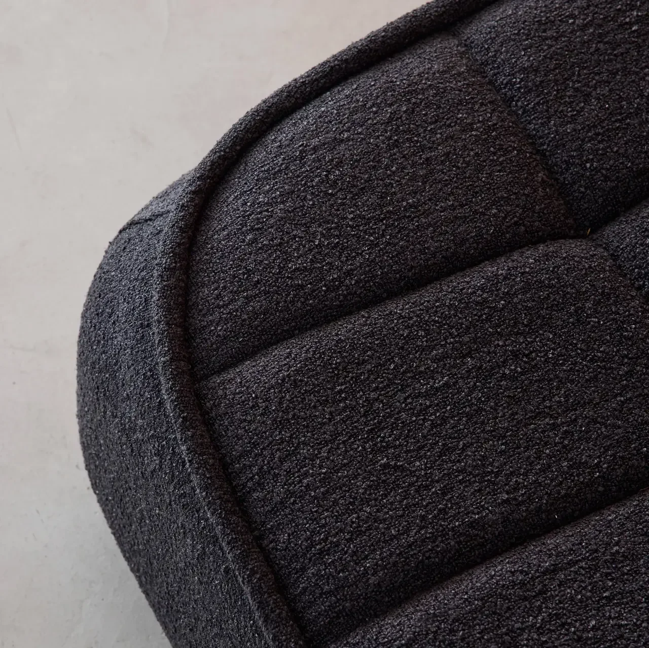 Pouf repose-pieds Boni tissu bouclette blanc cassé