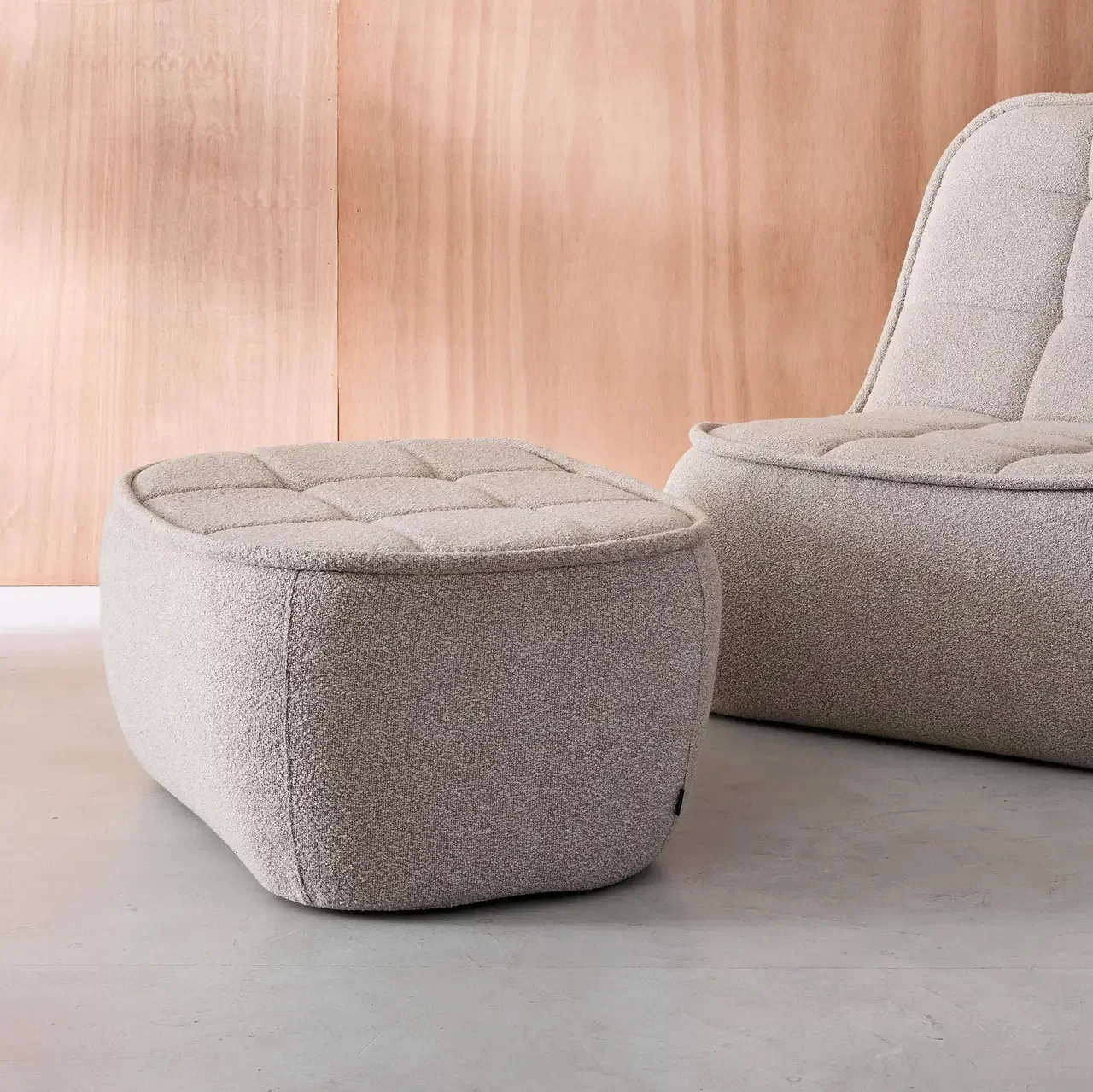 Pouf repose-pieds Boni tissu bouclette blanc cassé chauffeuse
