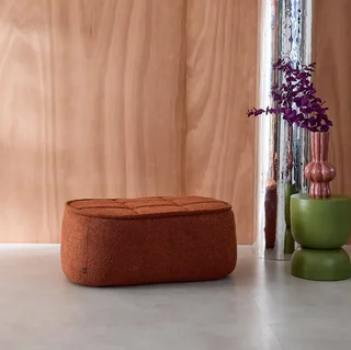 Pouf repose-pieds Boni tissu bouclette texturé blanc cassé pour chauffeuse