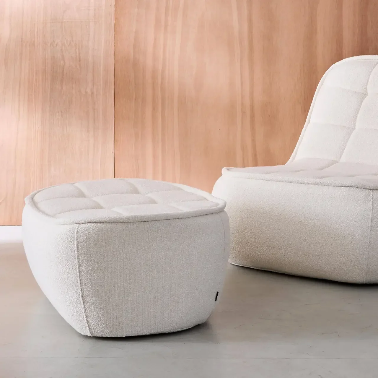Pouf repose-pieds Boni tissu bouclette texturée blanc cassé pour chauffeuse 1 place