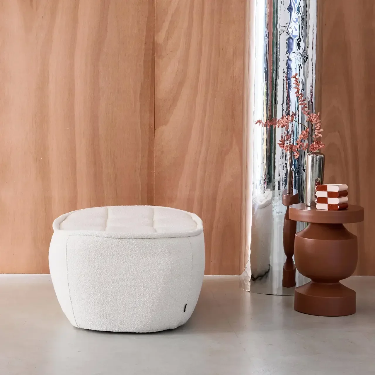 Pouf repose-pieds Boni tissu bouclette texturée blanc cassé pour chauffeuse 1 place
