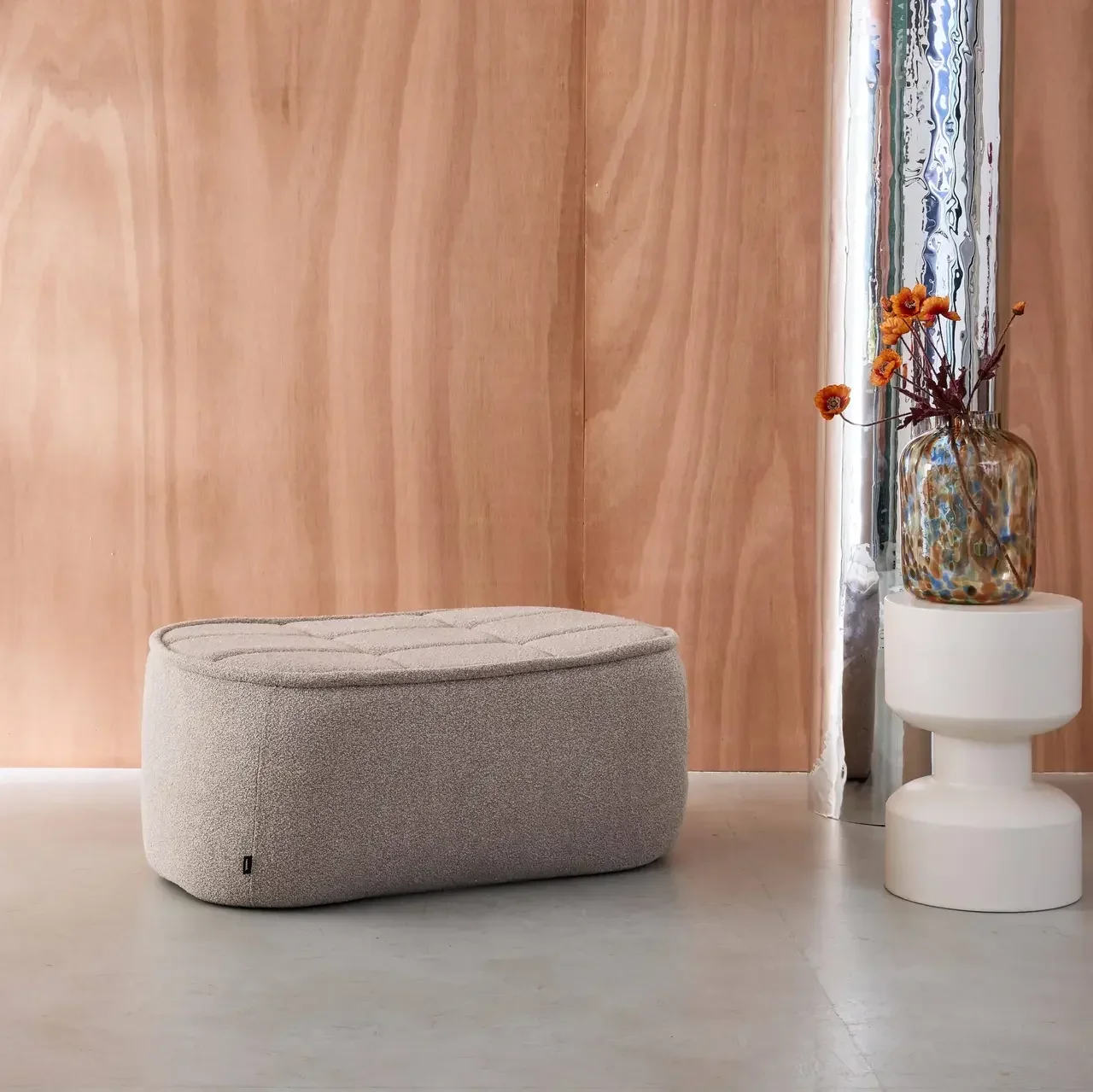 Pouf repose-pieds Boni tissu bouclette blanc cassé chauffeuse