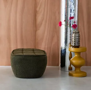 Pouf repose-pieds Boni tissu bouclette blanc cassé pour chauffeuse