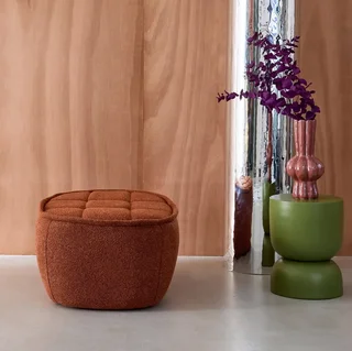 Pouf repose-pieds Boni tissu bouclette texturé blanc cassé pour chauffeuse