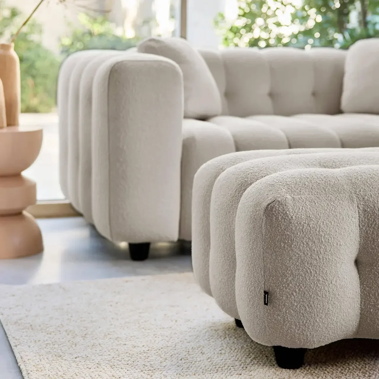 Pouf repose-pieds Leon 2 places bouclette texturée beige cosy salon