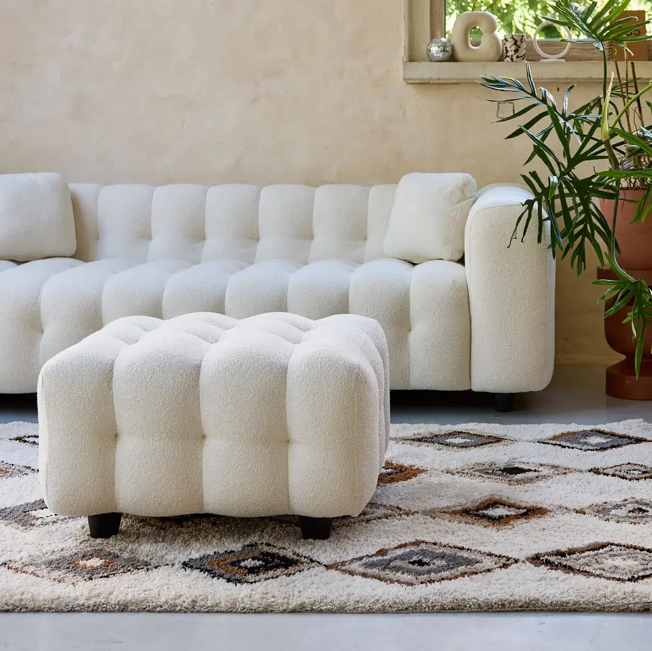 Pouf repose-pieds Leon bouclette crème 3 places salon cosy