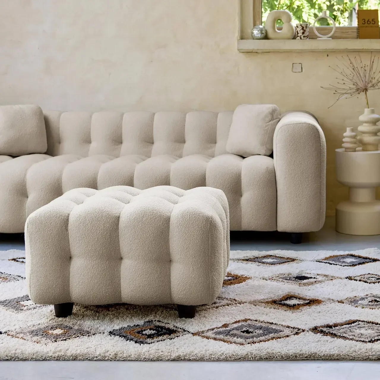 Pouf repose-pieds Leon 3 places bouclette texturée crème confort