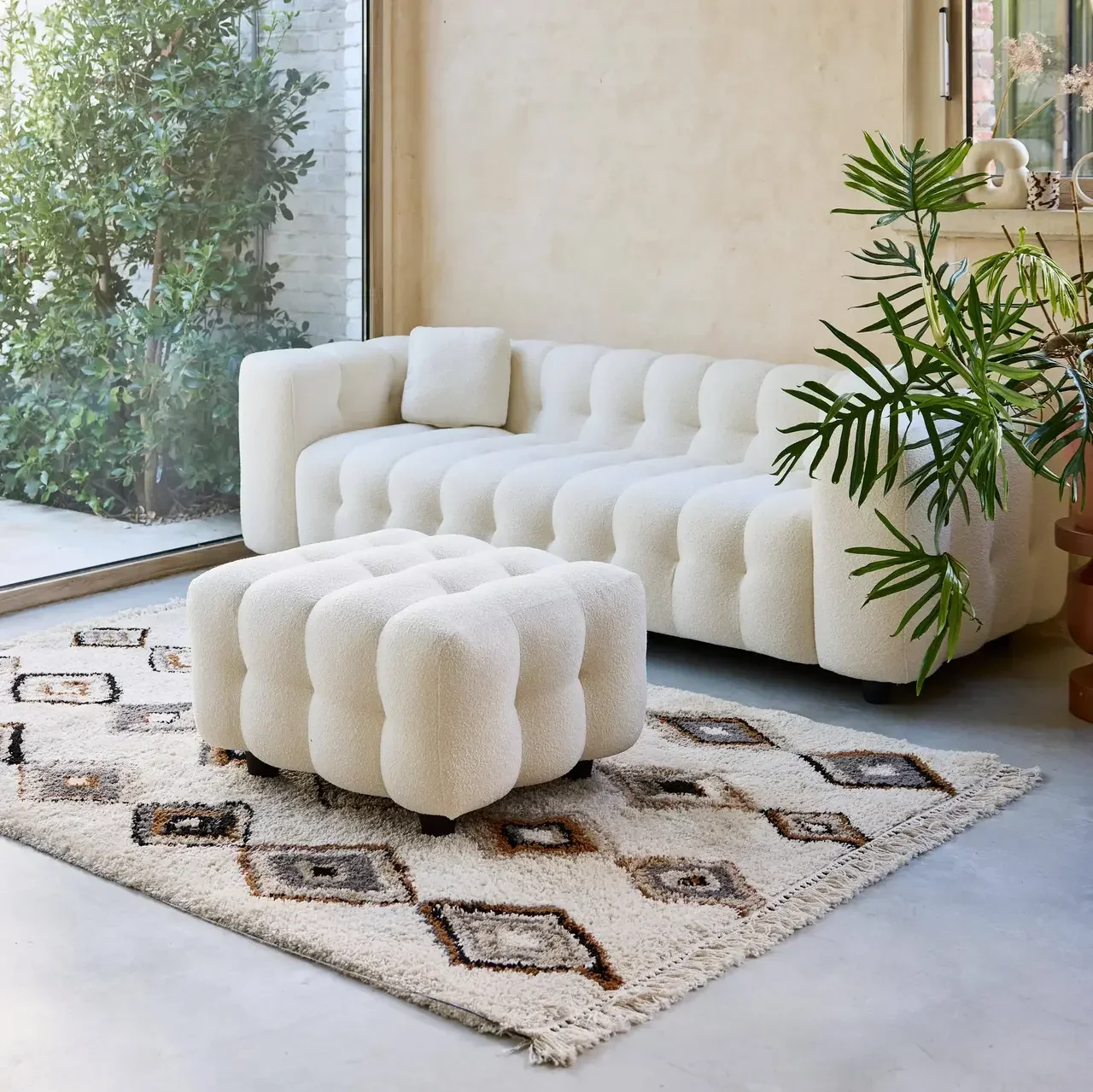 Pouf repose-pieds Leon bouclette crème 3 places salon cosy
