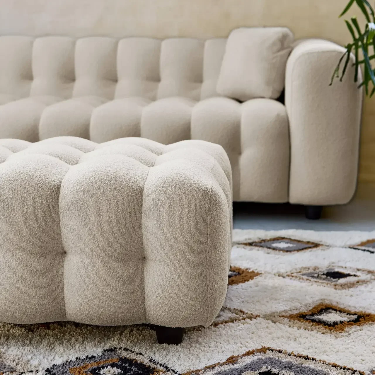 Pouf repose-pieds Leon 3 places bouclette texturée crème confort