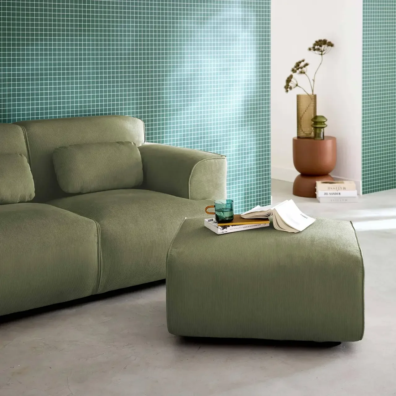 Pouf repose-pieds velours côtelé beige pour canapé 2 places Wallas