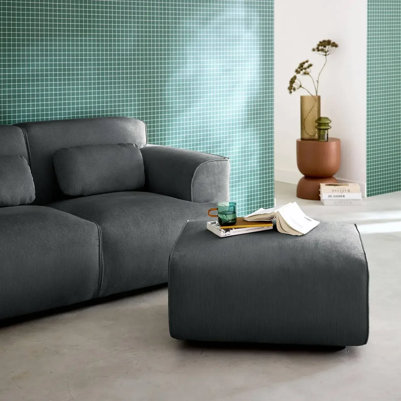 Pouf repose-pieds velours côtelé gris anthracite pour canapé 2 places Wallas