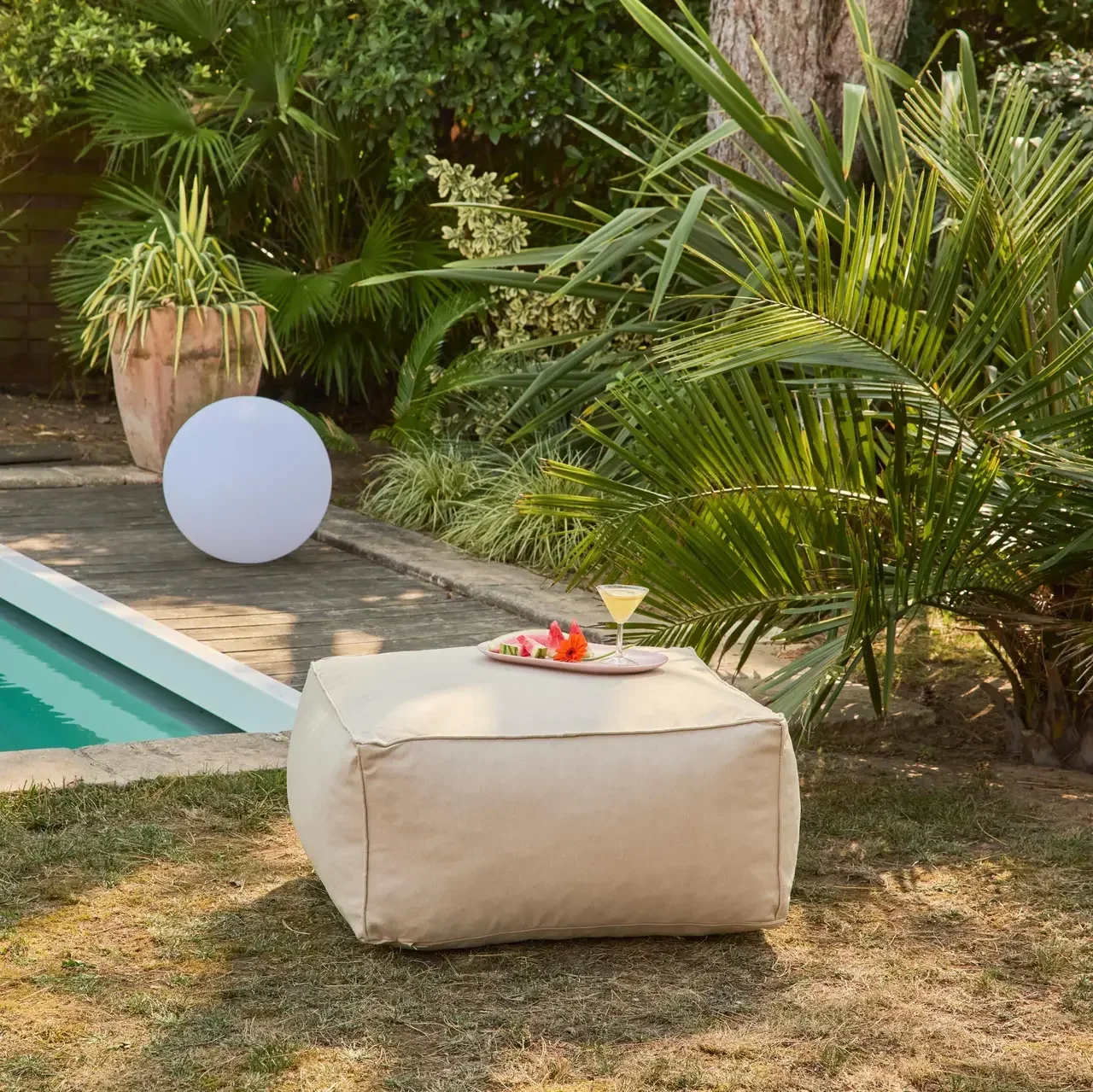 Repose-pied d'extérieur beige en oléfine - Confort et résistance