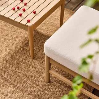 Conjunto de jardim em madeira de acácia 4 lugares certificado FSC com almofadas removíveis e mesa de centro