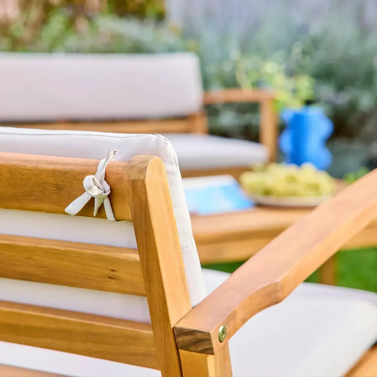 Salon jardin 4 places bois acacia FSC avec coussins - Komoda