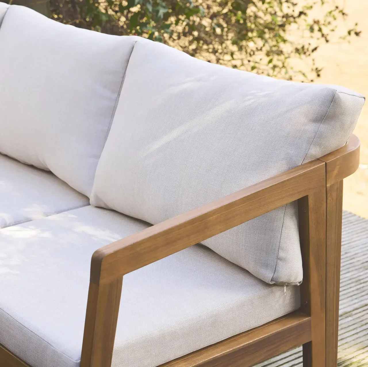 Salon d'angle 5 places bois d'acacia avec coussins beiges Loberia Corner