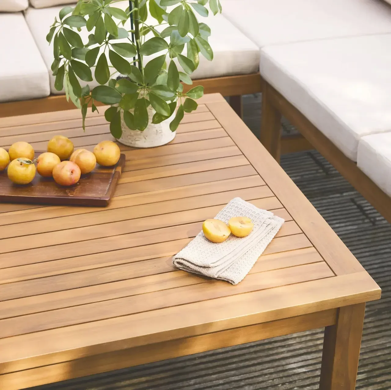 Salon d'angle 5 places bois d'acacia avec coussins beiges Loberia Corner