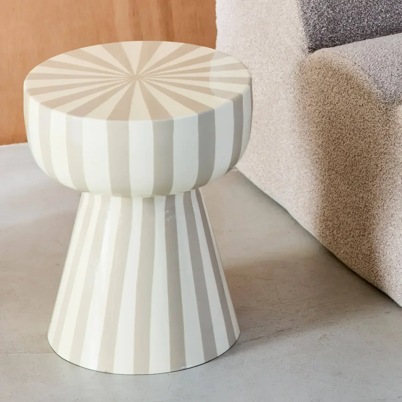 Table d'appoint ronde Ziggy acier émaillé rayures bicolores Ø34cm H41cm