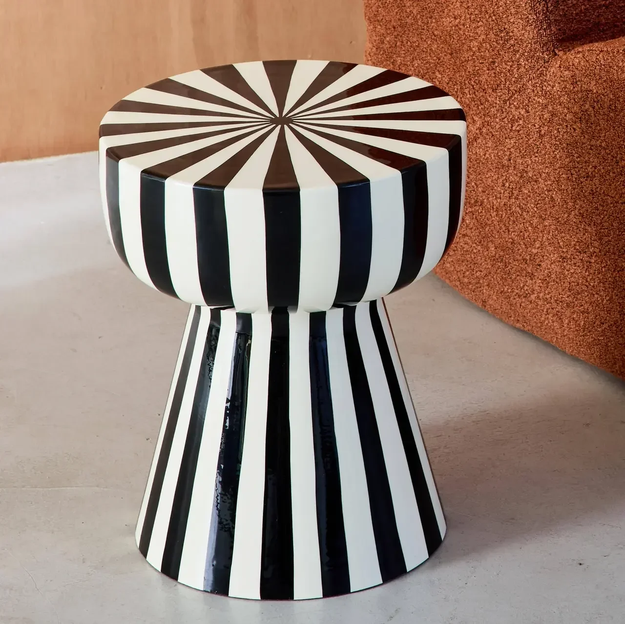 Table d'appoint ronde Ziggy acier émaillé rayures bicolores Ø34cm H41cm