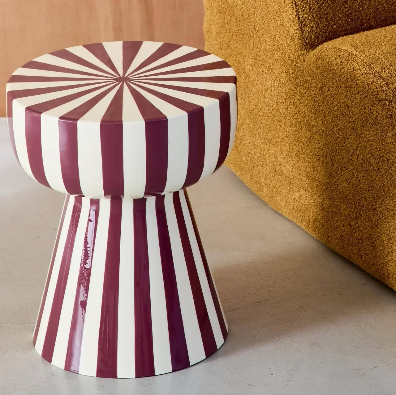 Table d'appoint ronde Ziggy Ø34cm acier émaillé rayures bicolores H41cm