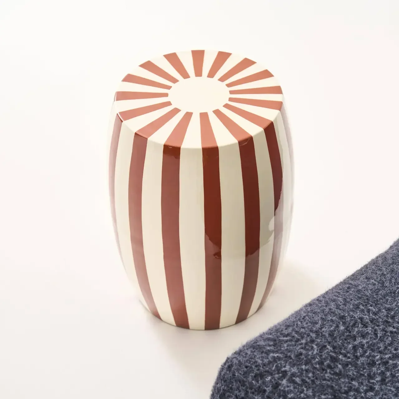 Table d'appoint ronde acier émaillé rayé bicolore Mizzy 35 cm