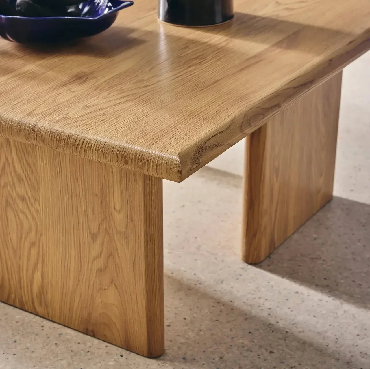 Table basse carrée bois massif style contemporain salon