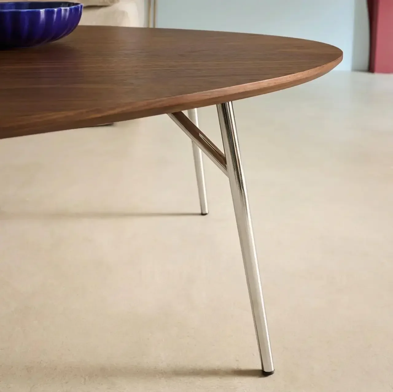 Ovaler Couchtisch Ezia verchromte Metallbeine Eichenoptik Platte modernes Wohnzimmer Design