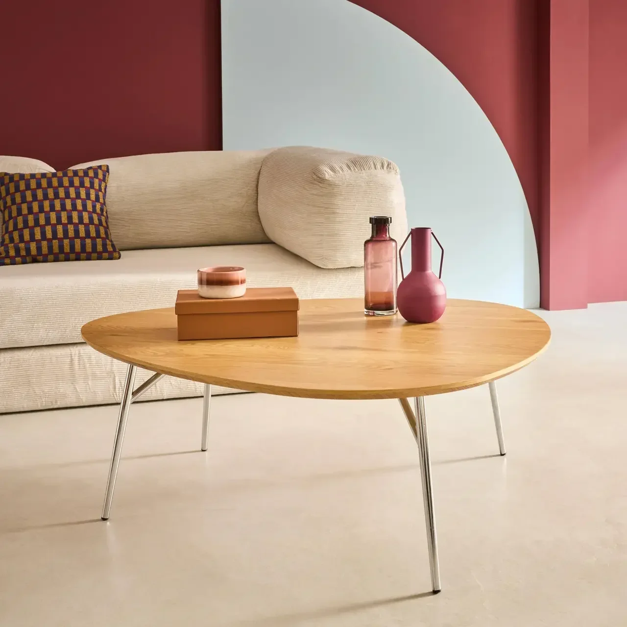 Table basse ovale Ezia plateau effet chêne pieds métal chromé design moderne salon
