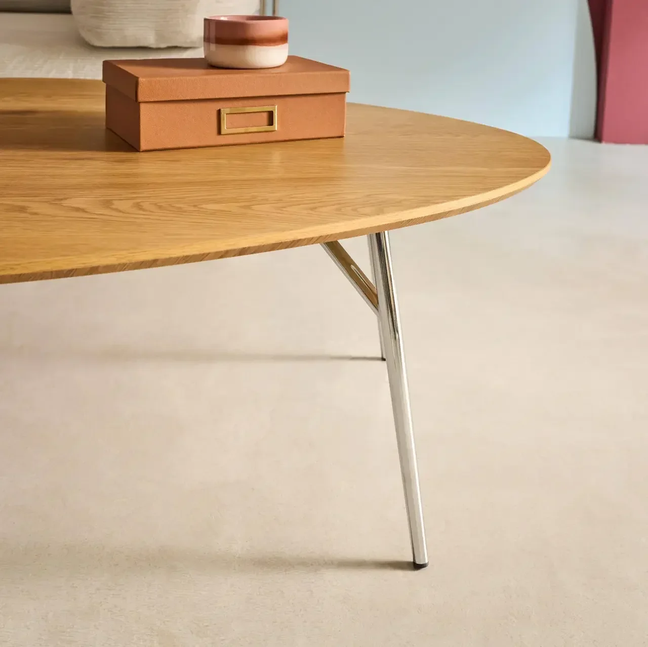 Ovaler Couchtisch Ezia Eichenoptik Platte verchromte Metallbeine modernes Design Wohnzimmer
