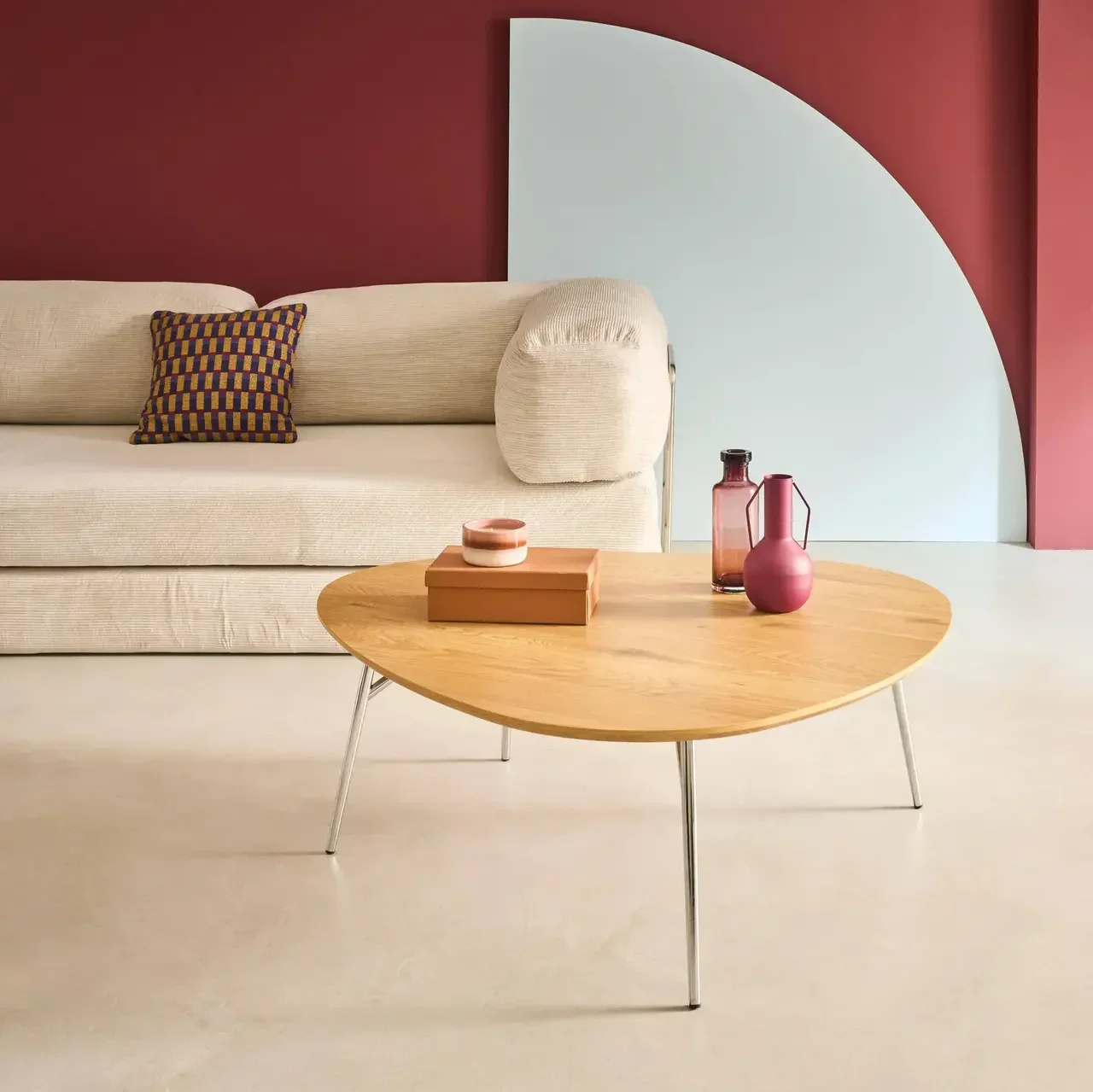 Table basse ovale Ezia plateau effet chêne pieds métal chromé design moderne salon